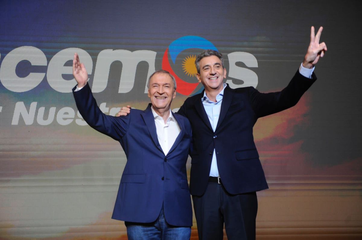 El candidato a presidente por Hacemos por Nuestro País Juan Schiaretti junto a su compañero de fórmula Florencio Randazzo. Foto: Twitter Schiaretti.