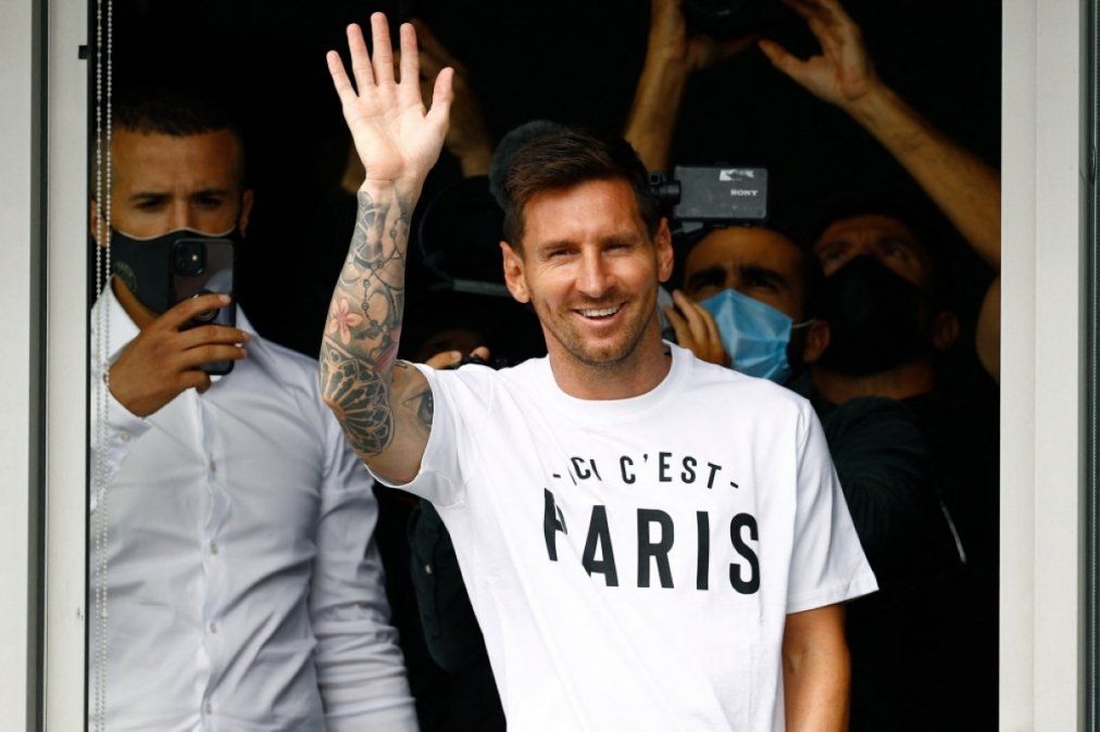 Messi pasó la revisión médica y visitó el Parque de los Príncipes.