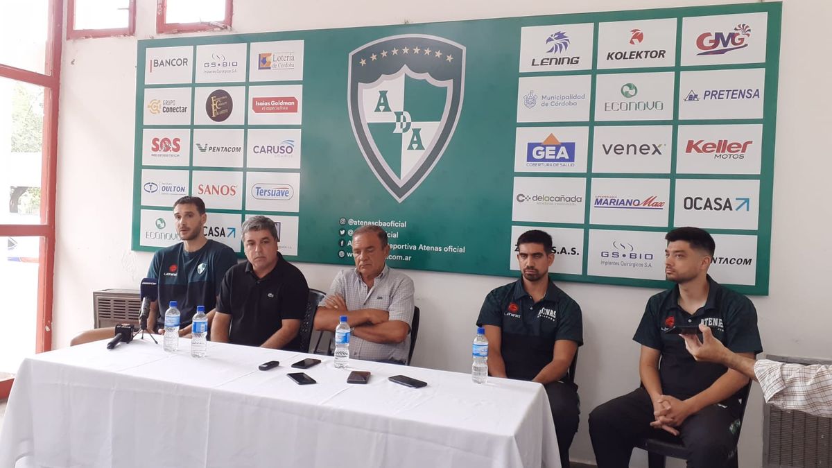De izquierda a derecha: el capitán del equipo Omar Cantón; el abogado del club David Urreta; el Presidente Felipe Lábaque; el DT Elián Villanueva; el asistente técnico Nicolás Arduh.
