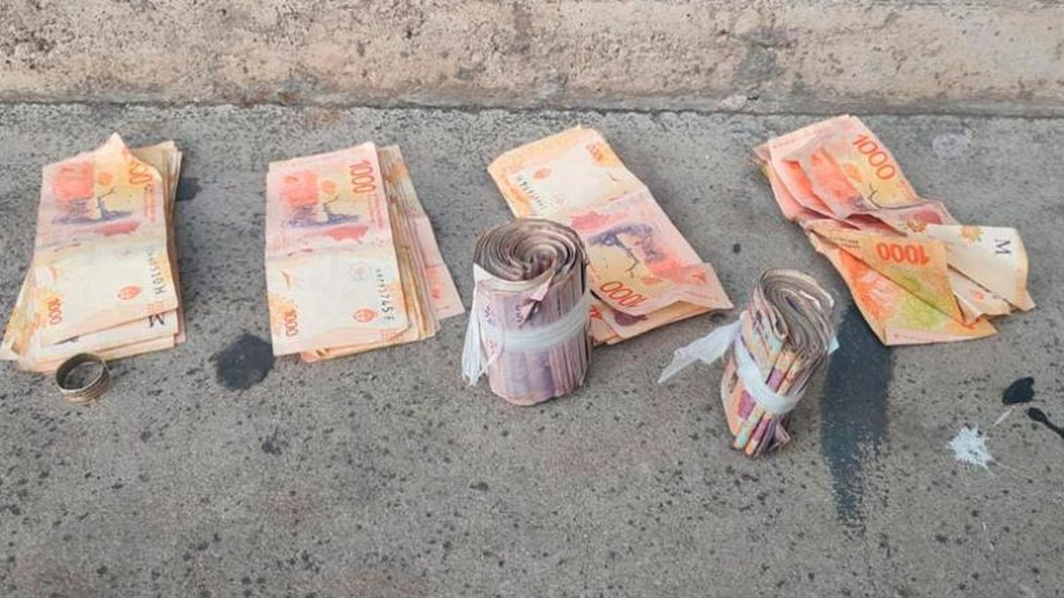 El dinero en efectivo sustraído por los delincuentes. Foto: Policía de Córdoba