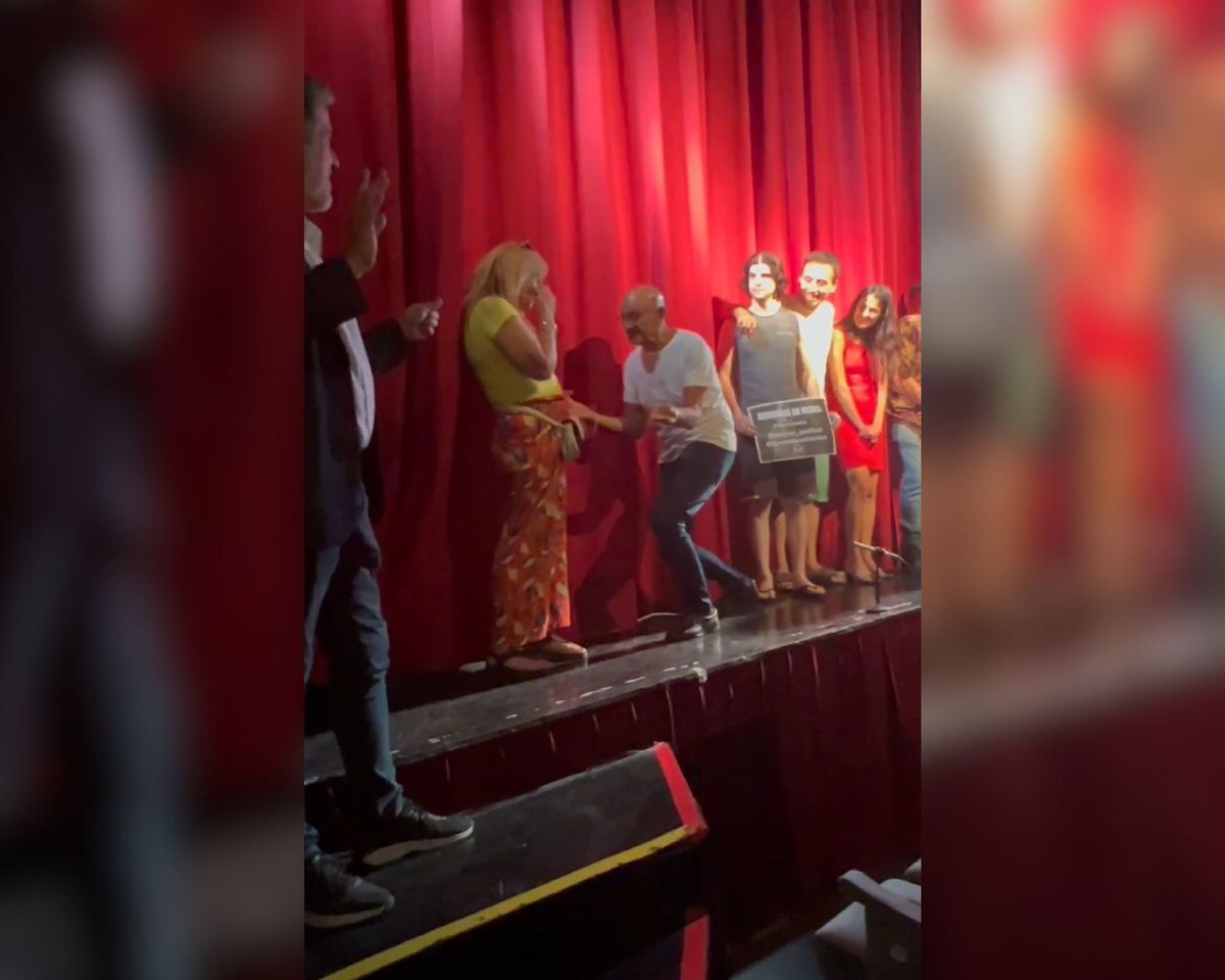 Amor en el teatro: en plena función, un jubilado le pidió matrimonio a su novia de hace 15 años
