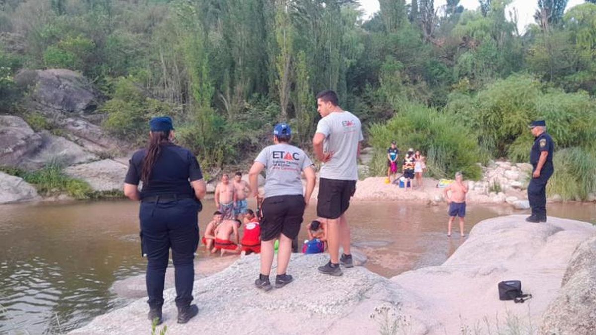 Los efectivos llevan a cabo el operativo de rescate del turista ahogado. Foto: Policía de la Provincia.
