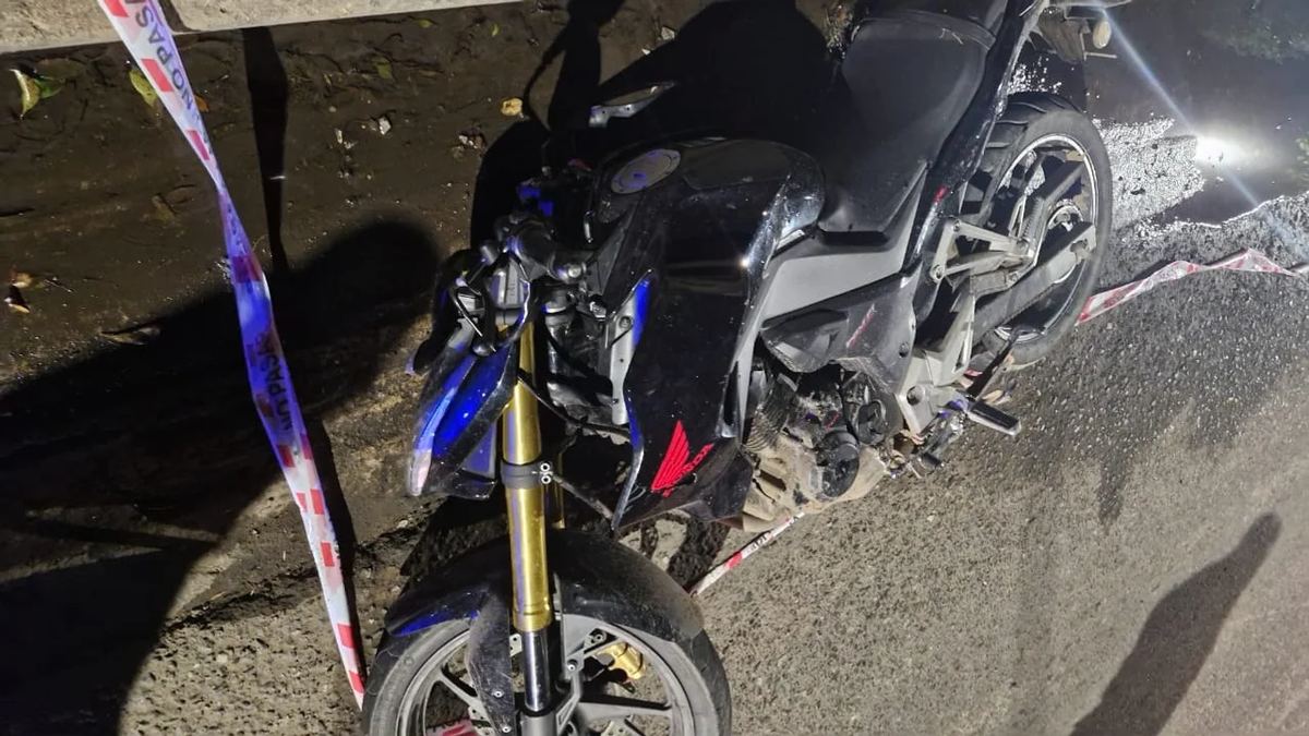 Un motociclista murió al chocar contra un poste tras un presunto robo