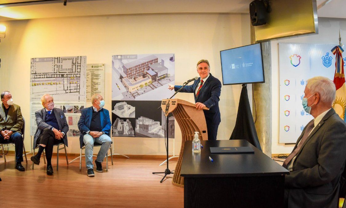 Llaryora presentó ante Juri y autoridades de la UNC el proyecto del nuevo espacio.