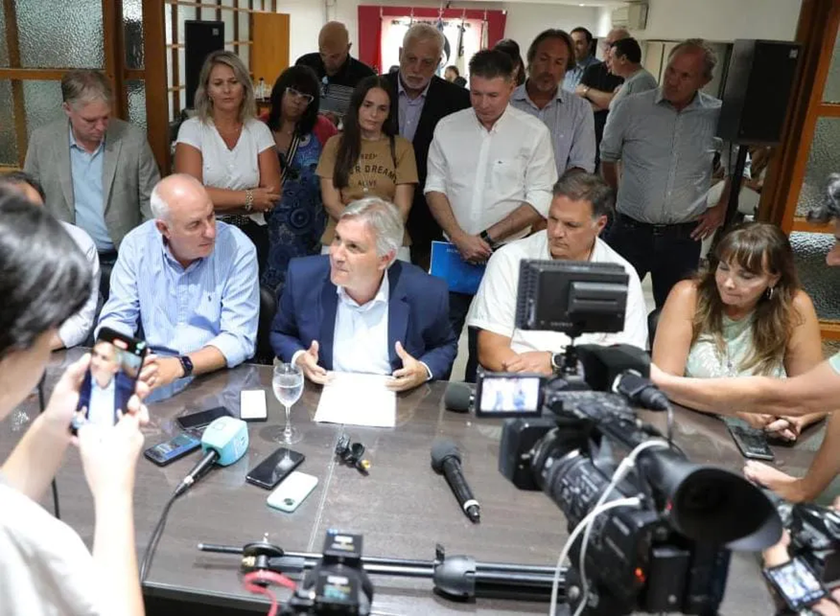 El gobernador durante el encuentro con los representantes de la Mesa de Enlace. Foto: Gobierno de Córdoba.