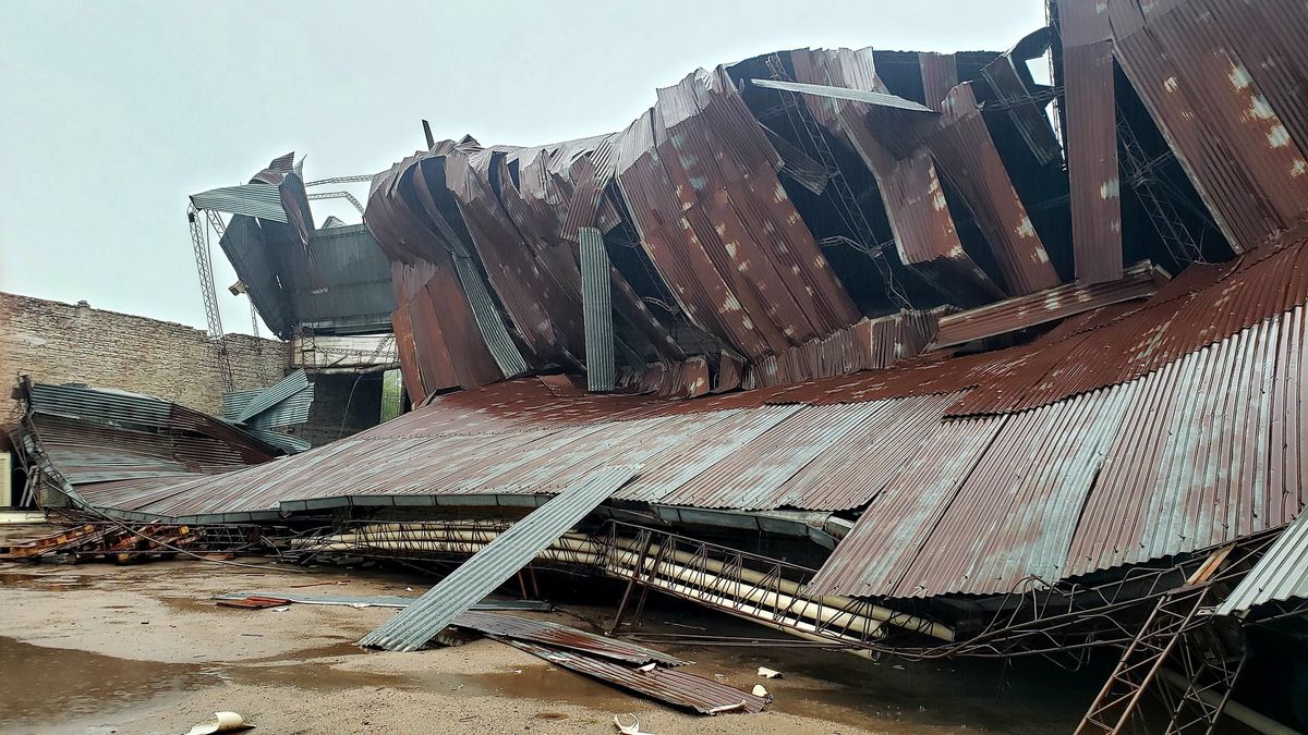 Una punta de tornado causó destrozos en Colonia Caroya y levantó el techo de la conocida bodega La Caroyense. Foto: Leo Guevara.