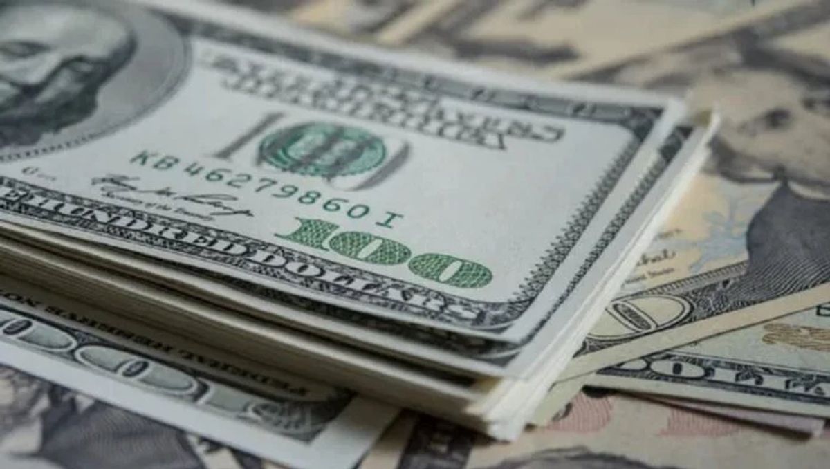 El dólar blue sigue en niveles récord y cerró en $ 357