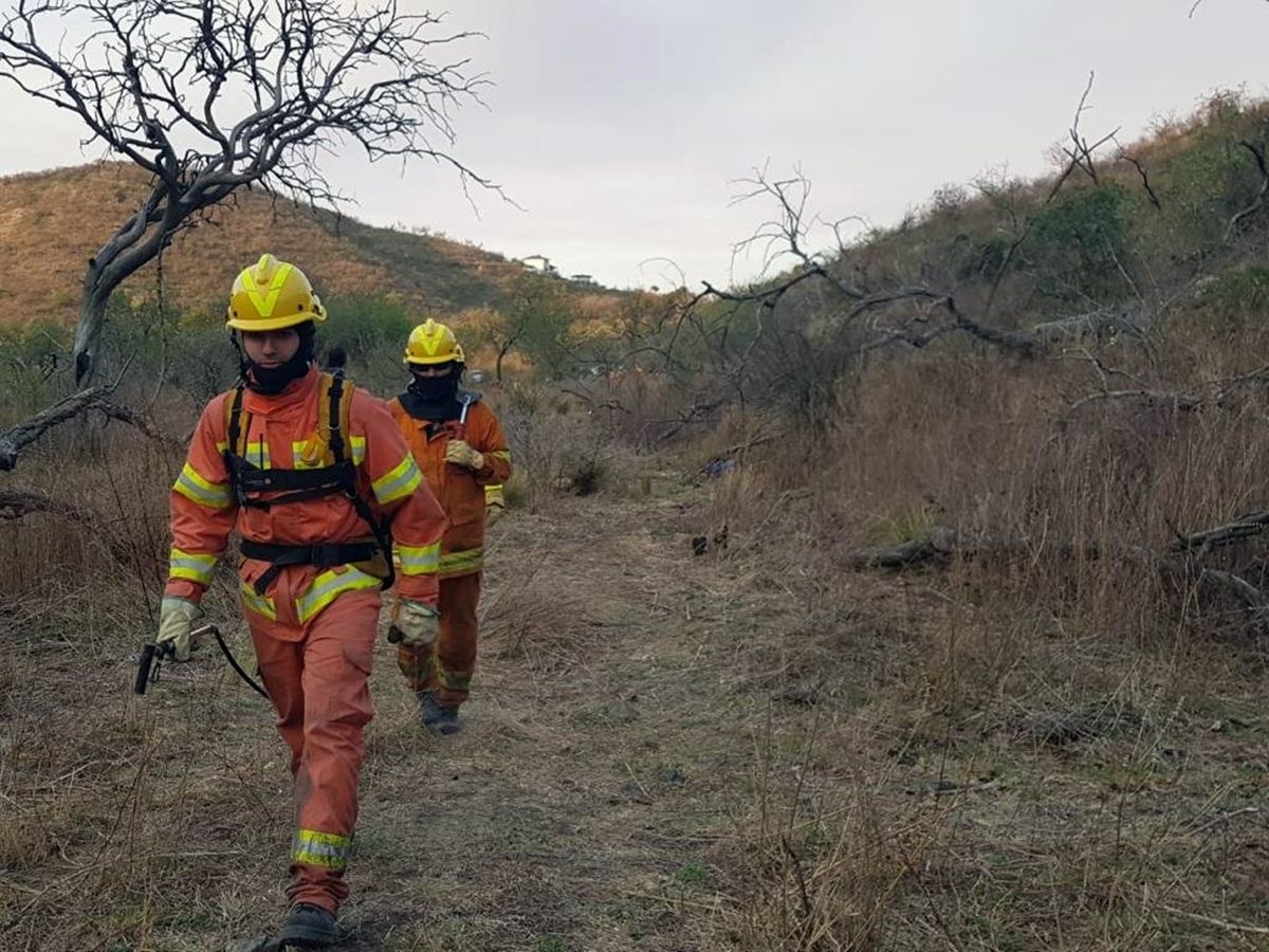 Bomberos hacen guardia de cenizas en dos incendios del Valle de Punilla
