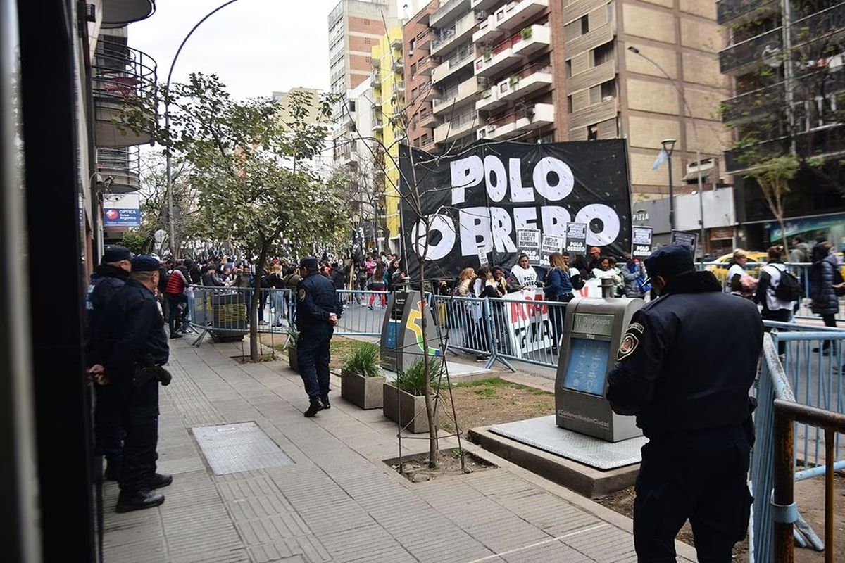 Los manifestantes se encuentran ubicados sobre avenida Chacabuco casi Illia. Foto: La Voz.