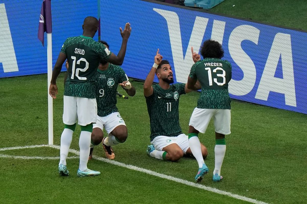 Saleh Al-Shehri festeja junto a sus compañeros el gol del empate de Arabia Saudita contra Argentina.