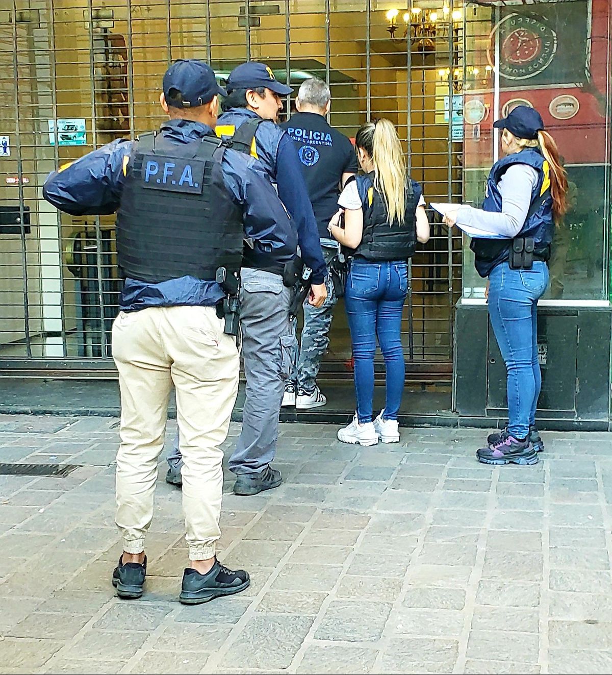 Oficiales de la Policía Federal ingresan al local de la calle Rivadavia. Foto: Leo Guevara.