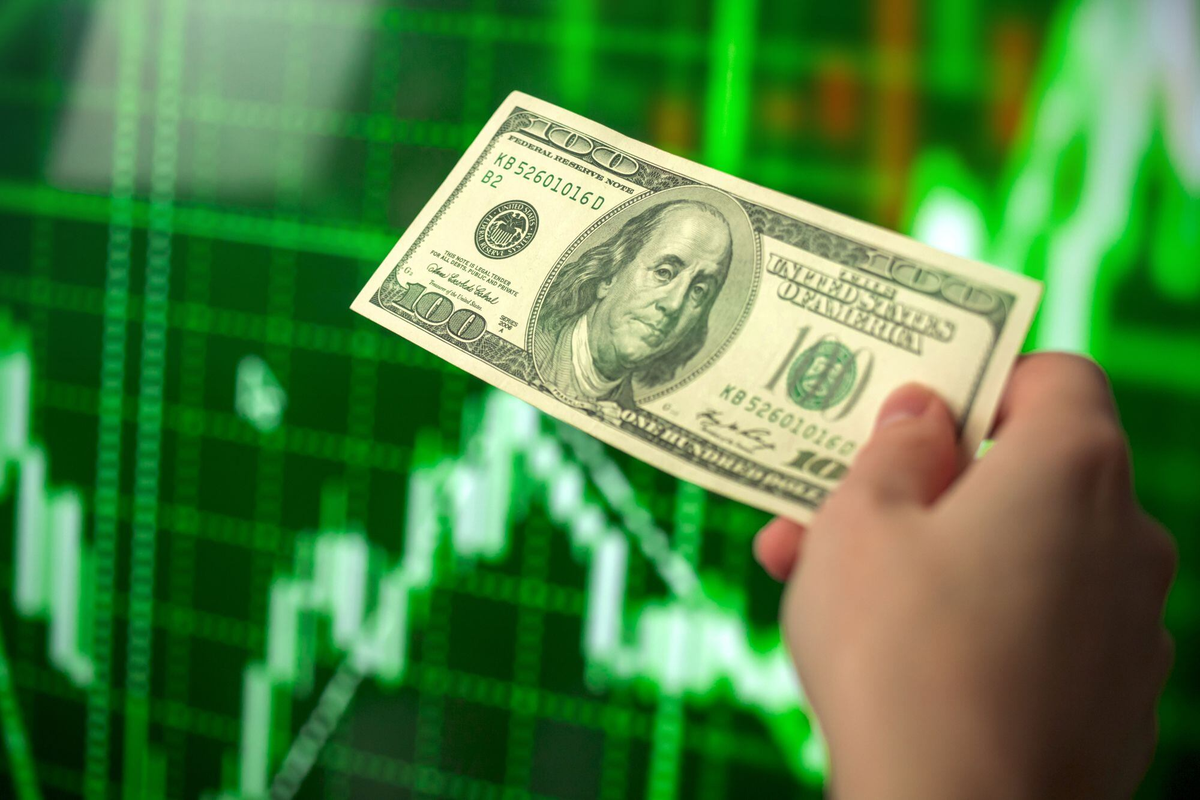El dólar blue cayó por debajo de los $1.200