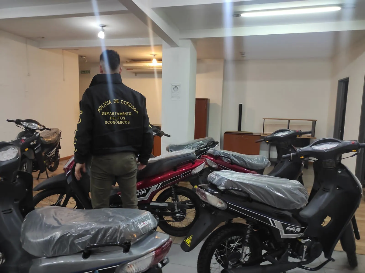 Las motocicletas fueron usadas como pantalla para llevar adelante las estafas. Foto: Policía de la provincia.