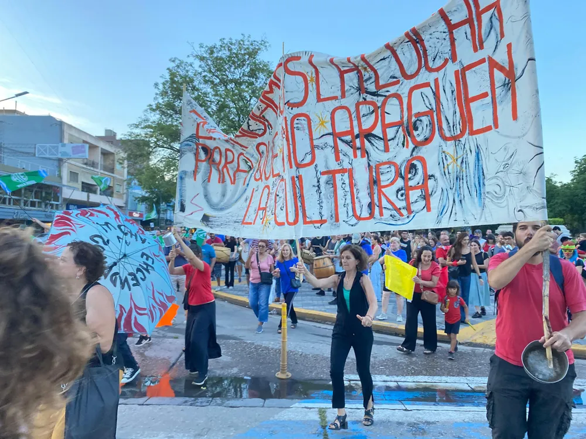 Cerca de cinco mil personas se concentraron en la Plaza Vélez Sarsfield en contra de las últimas medidas del Gobierno. Foto: La Nueva Mañana.