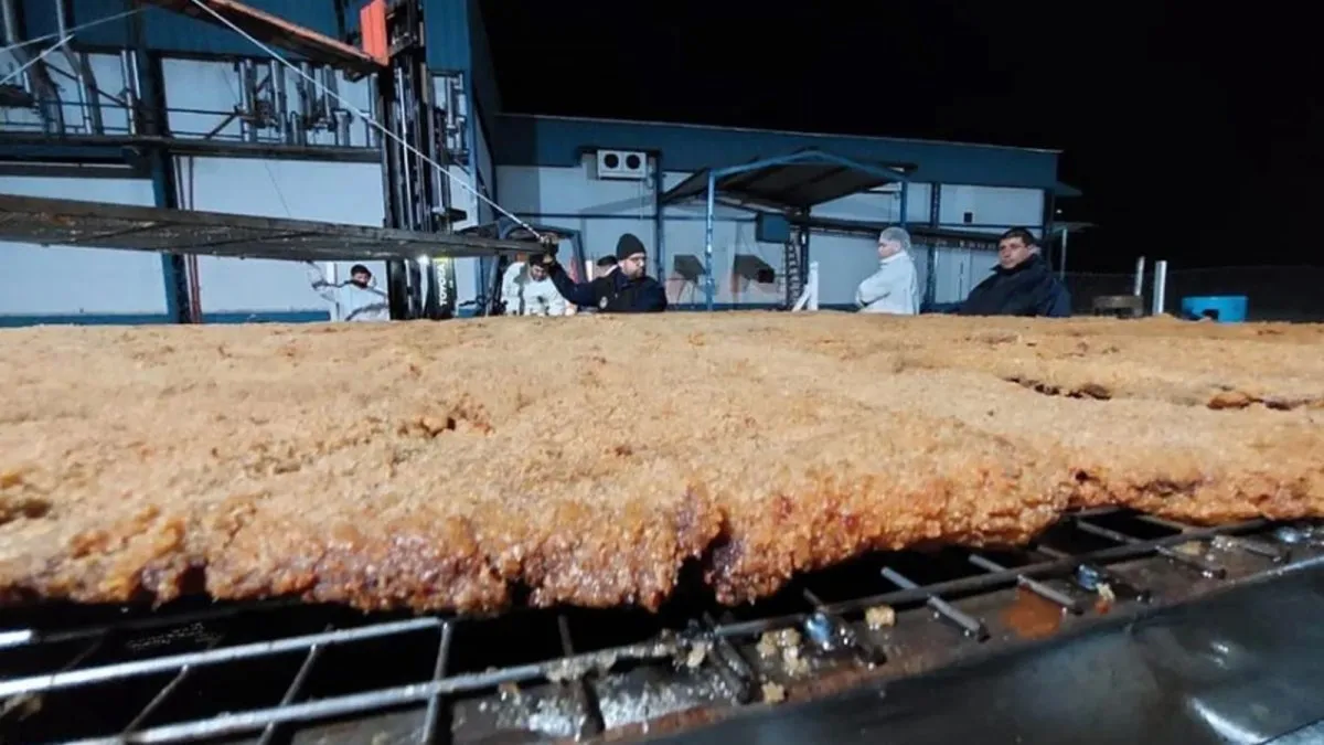 Cocinaron la milanesa a la napolitana más grande del mundo en Luján