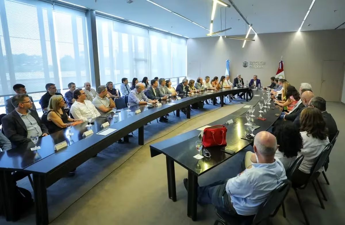 Una reunión mantenida entre Llaryora y directores de los hospitales de la provincia. Foto: Prensa Gobierno de Córdoba.
