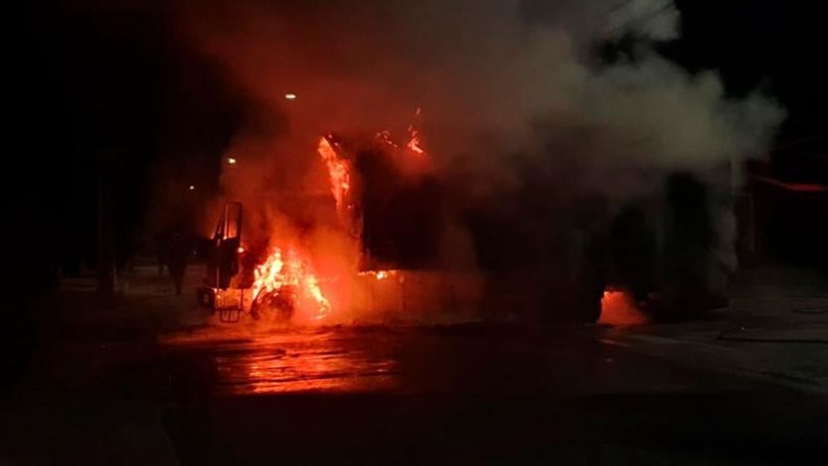Córdoba: un camión se incendió por completo y su conductor se salvó de milagro