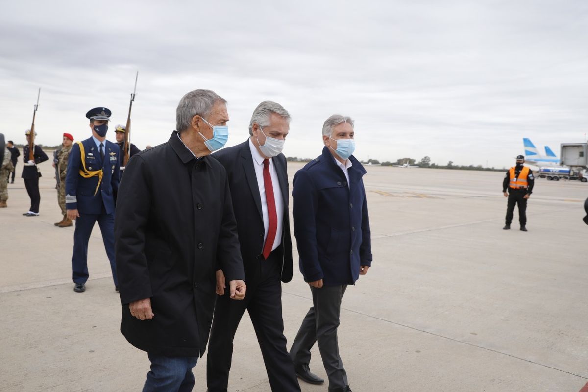 El Presidente está en Córdoba, lo recibieron el Gobernador y el Intendente