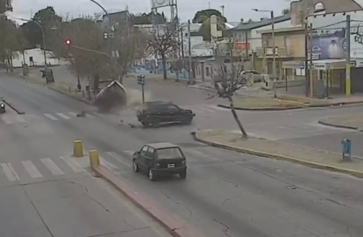El brutal siniestro en avenida Juan B. Justo quedó registrado por las cámaras de videovigilancia del 911. Foto: Captura de pantalla.
