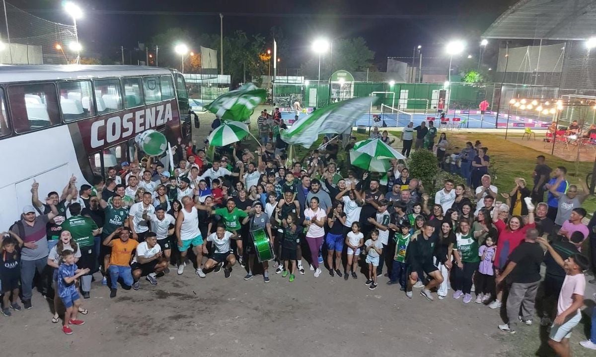 Los seguidoes de Sportivo Belgrano acompa&ntilde;aron masivamente al equipo antes de que viajara a disputar el &uacute;ltimo partido con Villa Mitre de Bah&iacute;a Blanca.