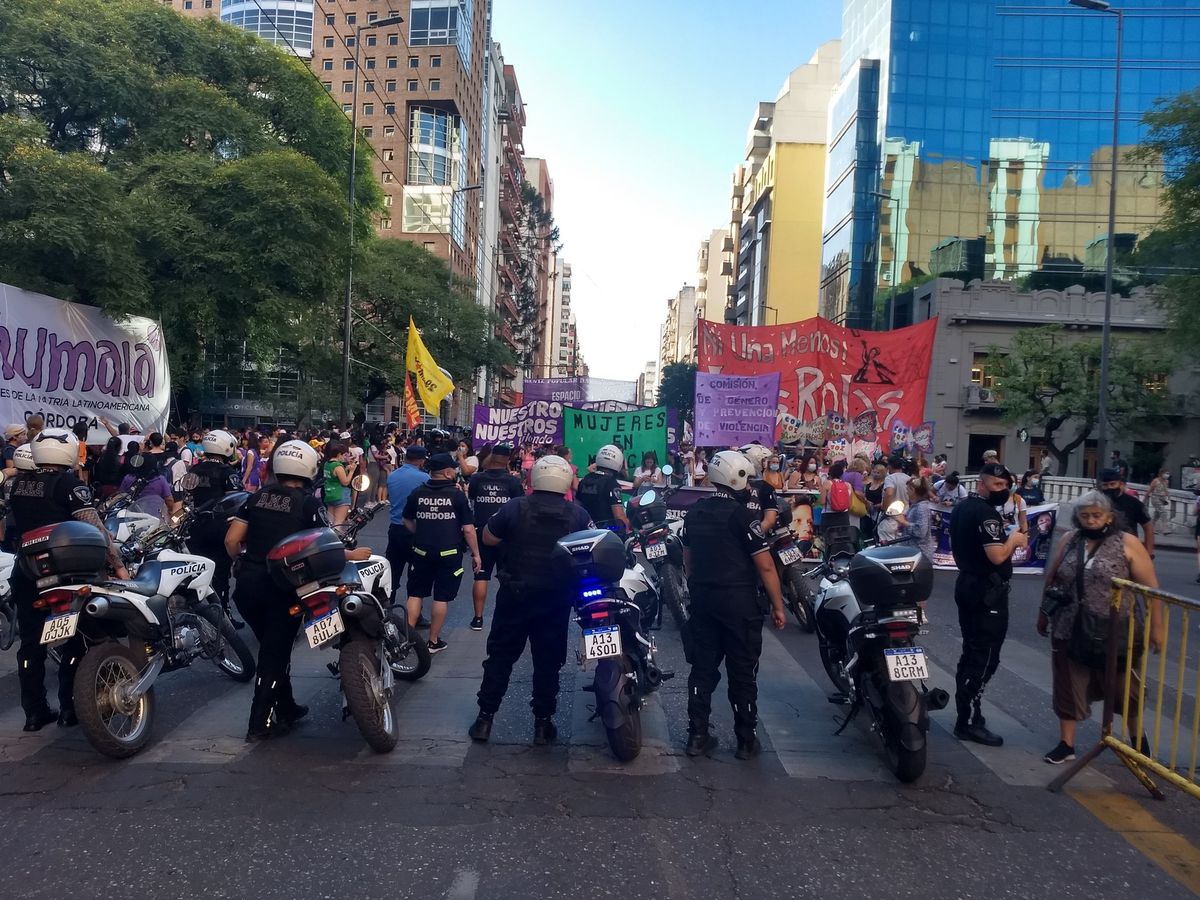 Hubo inconvenientes en la marcha por la no violencia contra la mujer en Córdoba