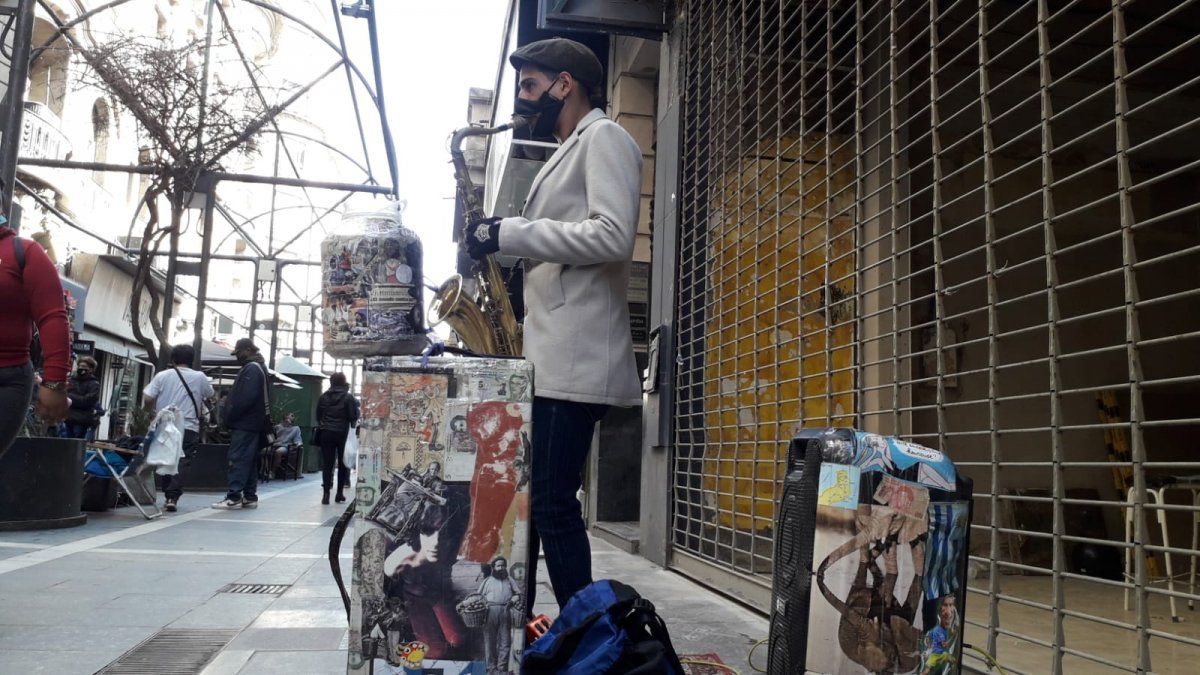 Marcelo toca el saxo en las calles de Argentina y Latinoamérica. 