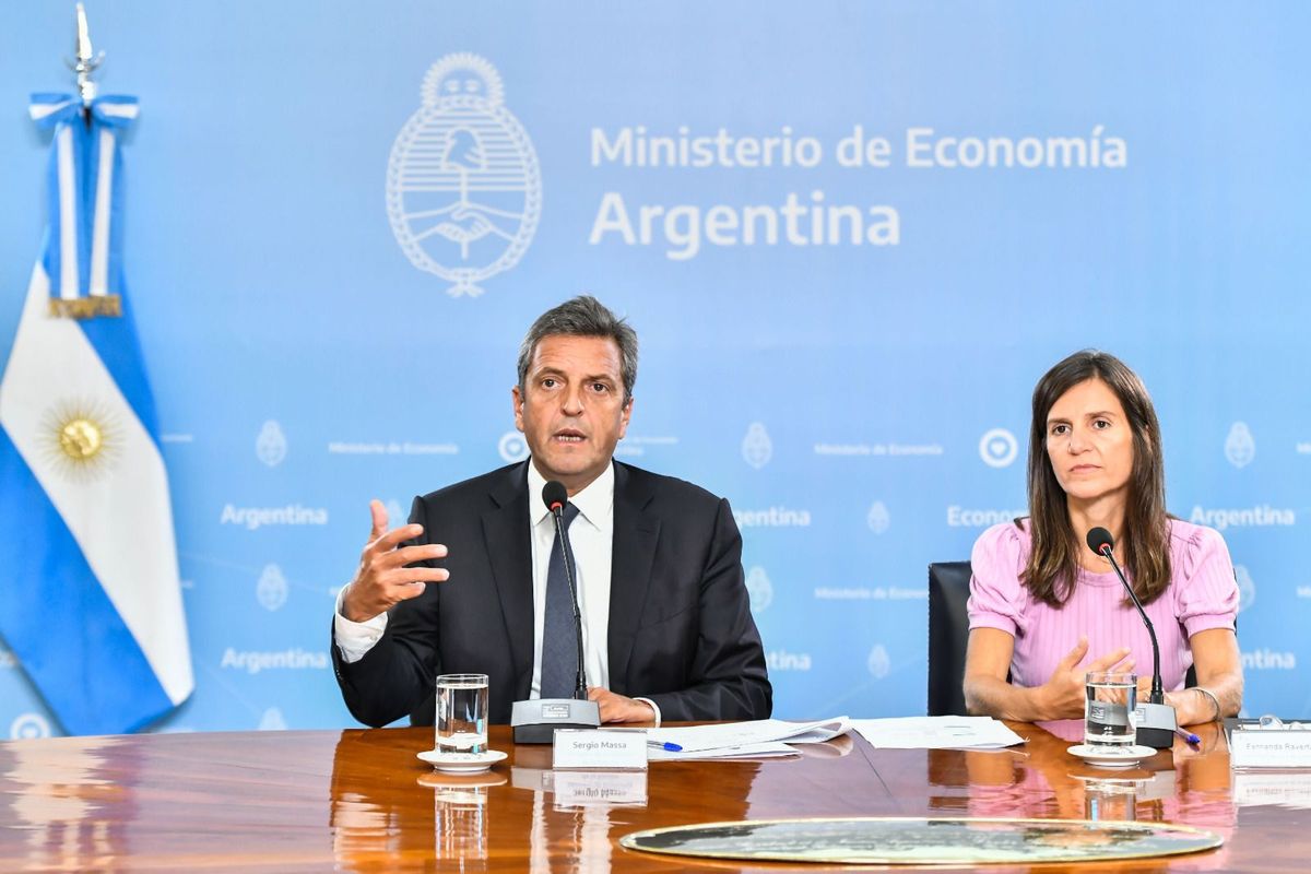 El ministro de Economía Sergio Massa y la titular de ANSES Fernanda Raverta. Foto: Gobierno nacional.