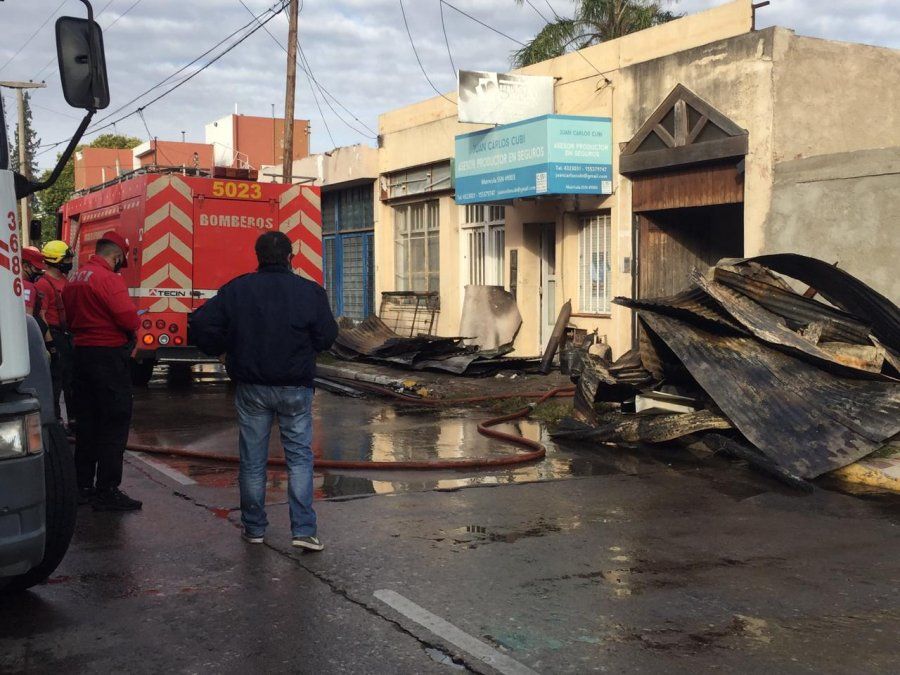 Córdoba: ardió una carpintería en barrio Los Plátanos