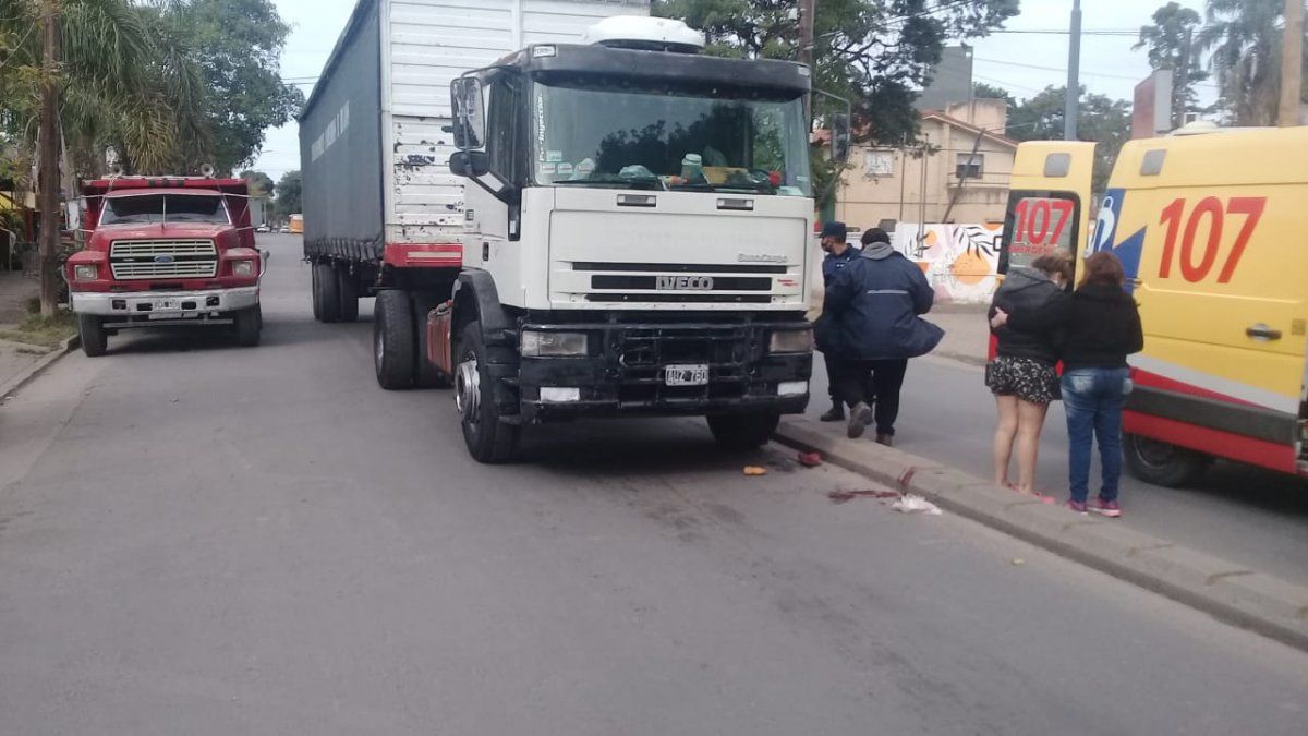 Un camión embistió a una adolescente en Argüello.
