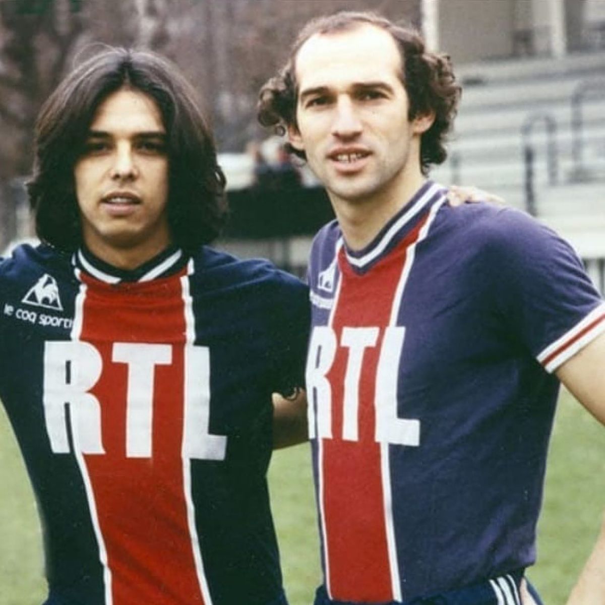 Con el Virrey. Jairo y Carlos Bianchi con la camiseta del Paris Saint Germain.