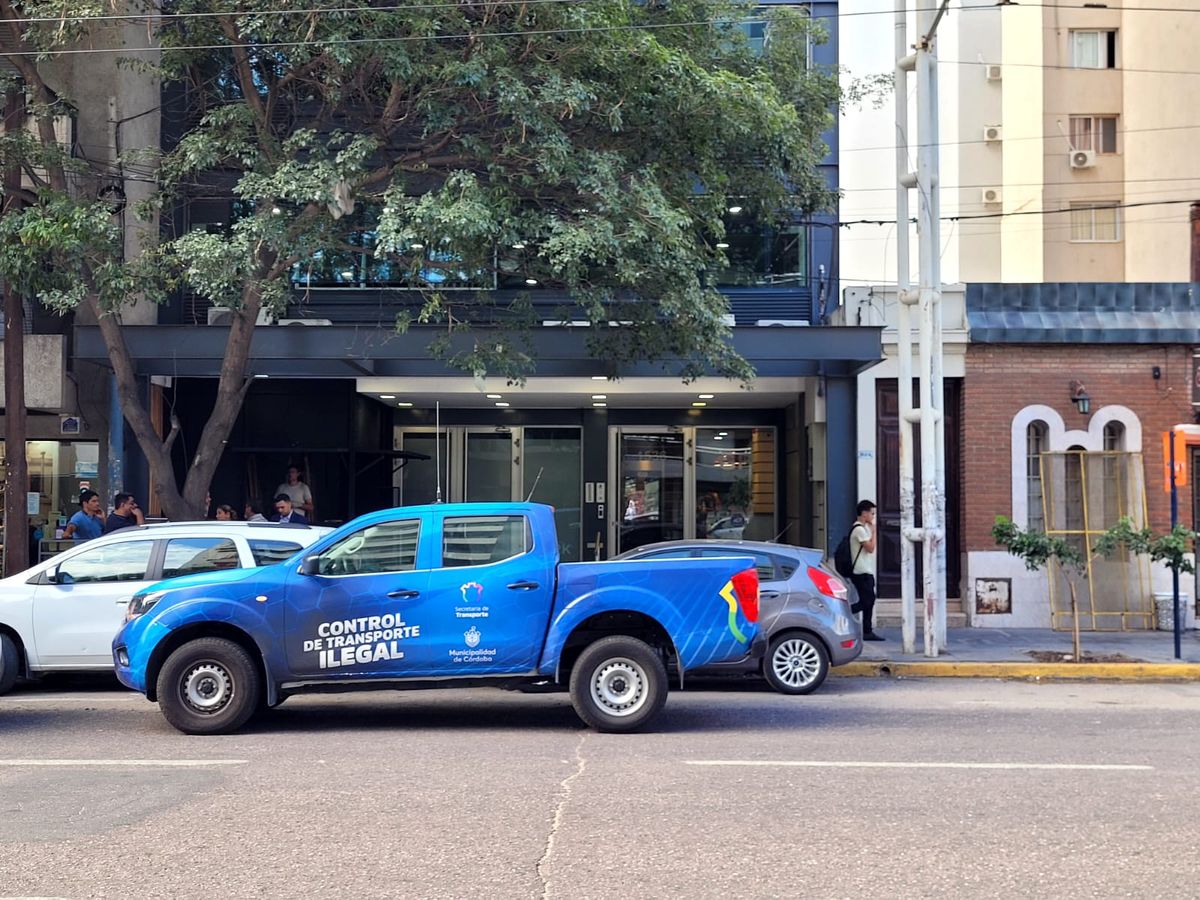 La Municipalidad clausuró la oficina de Uber, en medio de protestas de taxistas