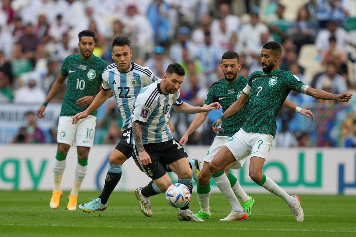 Messi gambetea frente a la defensa constante del conjunto saudí.