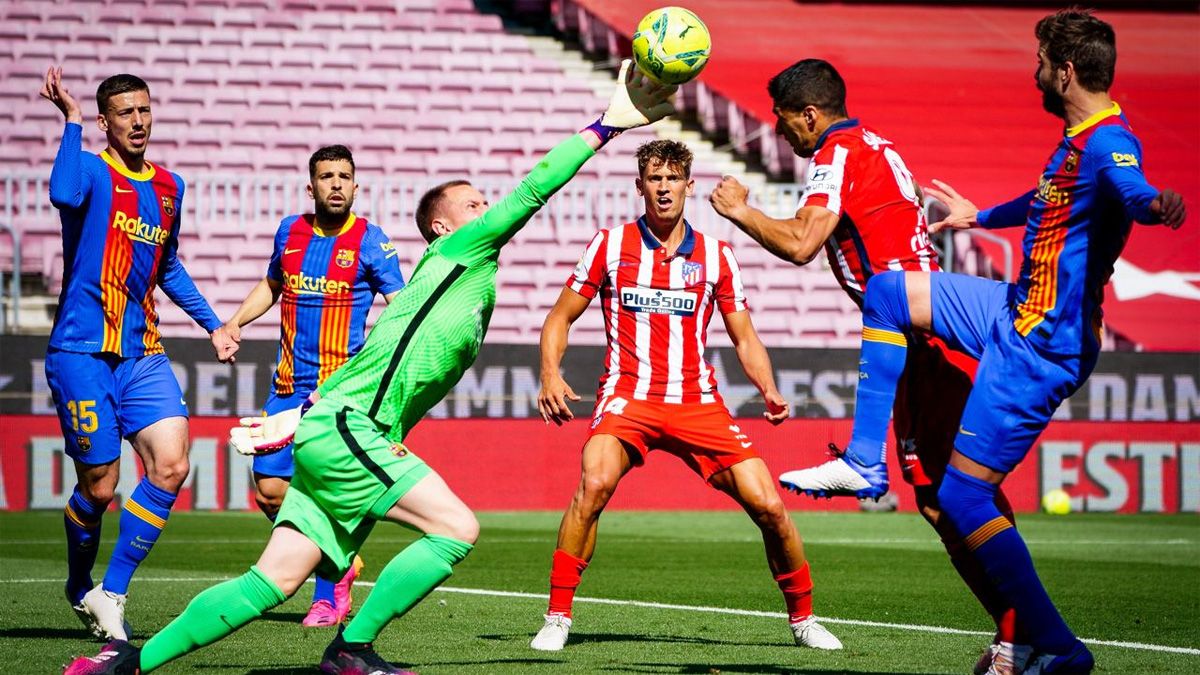Ter Stegen evita el gol de Luis Suárez en uno de los ataques del Atlético.