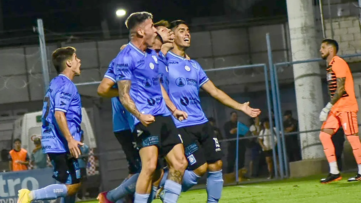 Estudiantes de Río Cuarto festejó su triunfo ante Agropecuario 2-1.