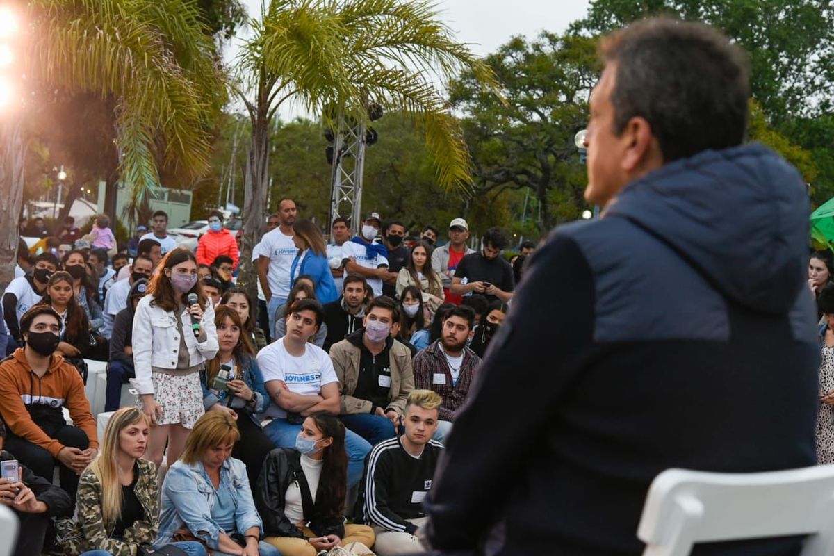 Massa le habló a los jóvenes y pidió participación para la adaptación a los nuevos tiempos