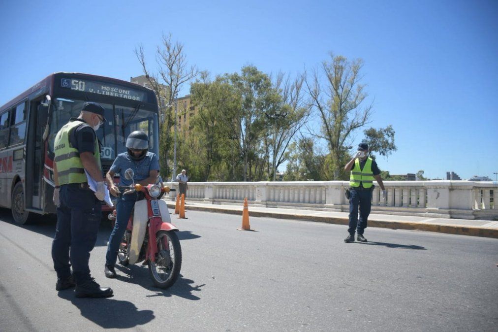 La Policía de Córdoba dispuso cerrar seis puentes y habilitar otros tres únicamente para transporte público y emergencias.