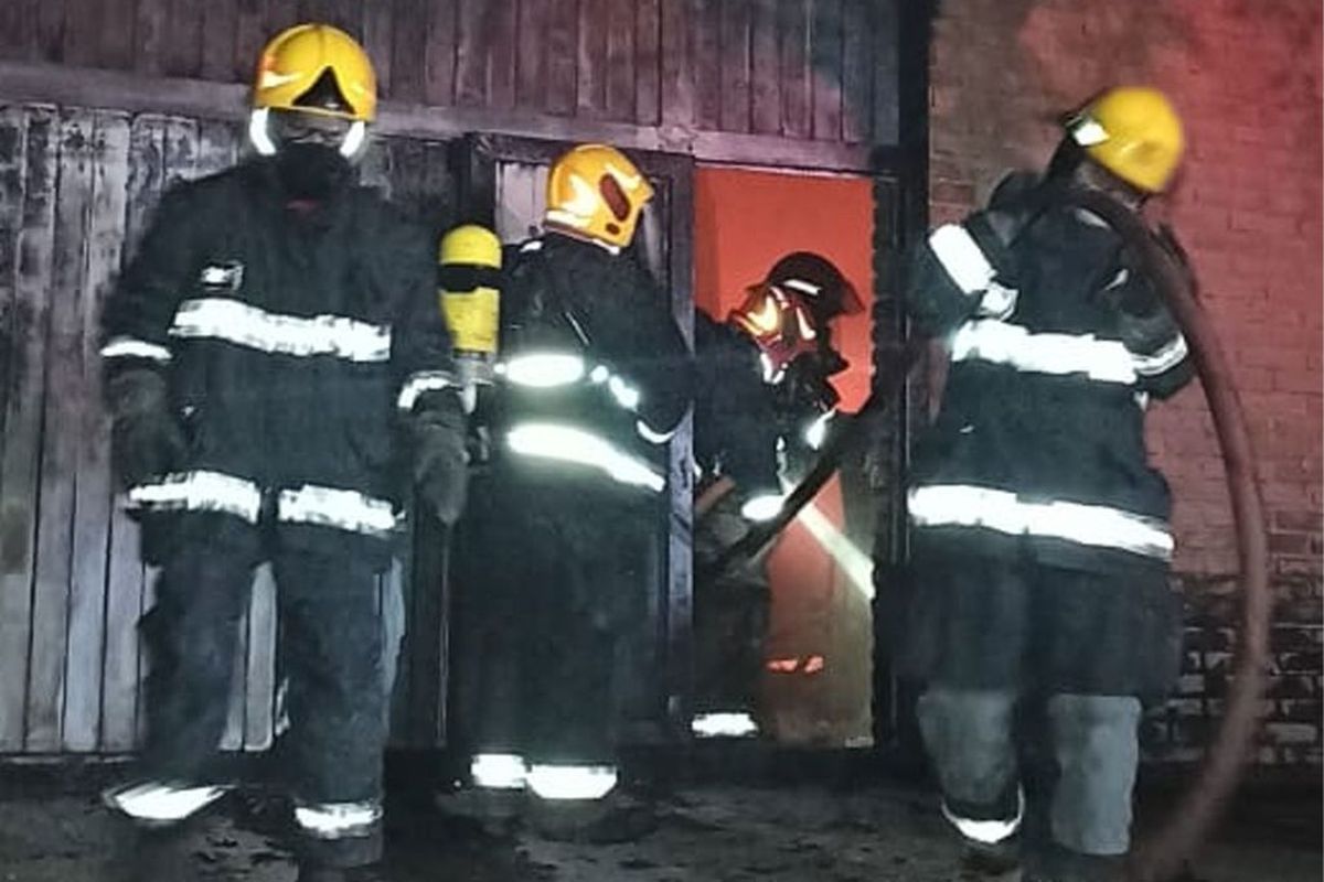 Incendio en un galpón de Villa Esquiú: varios vehículos resultaron dañados