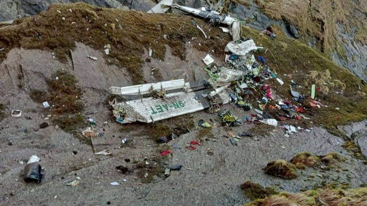 Recuperan casi todos los cadáveres entre los restos del avión que se estrelló ayer en Nepal