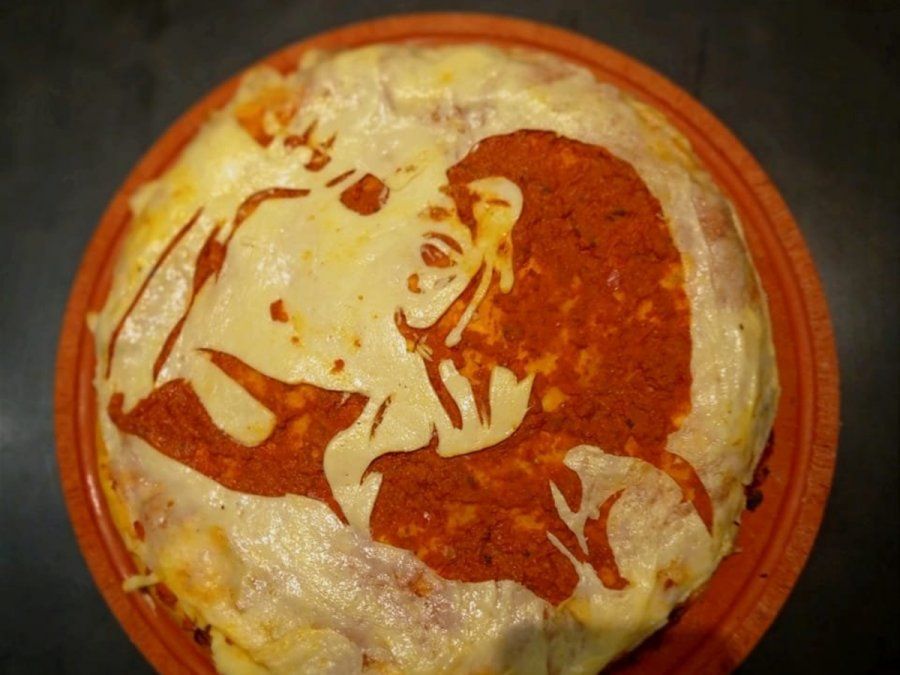 La Mona Jiménez ya tiene la pizza con su nombre y figura.