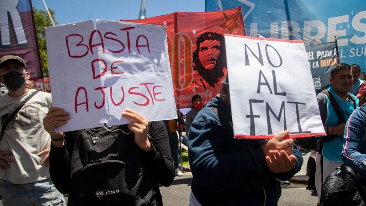 Protesta frente al Congreso en rechazo al acuerdo con el FMI