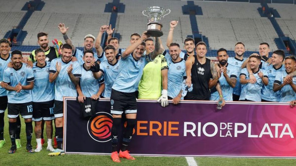 El plantel de Belgrano festeja la obtención de la Copa Juan Carlos Mameli. Foto: Prensa Belgrano.