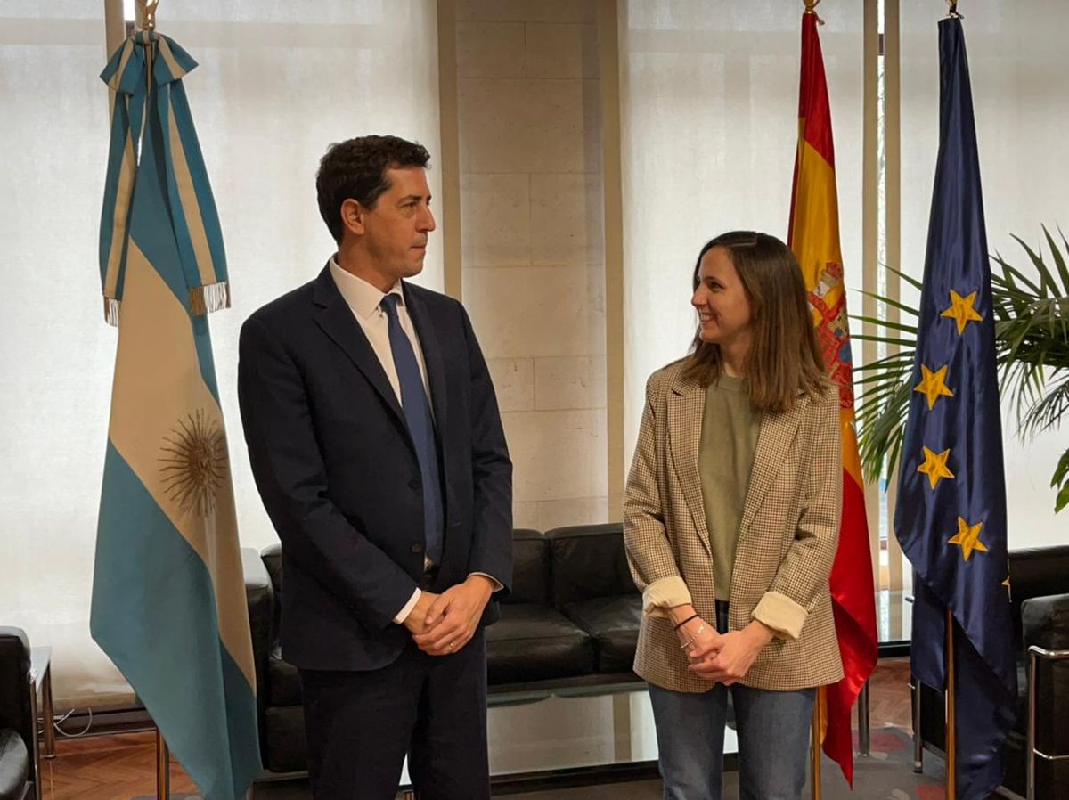 De Pedro junto a la ministra de Derechos Sociales de España