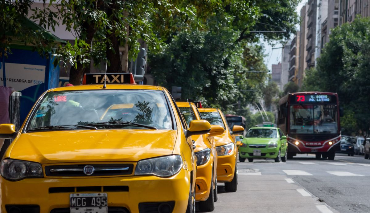 Taxistas reclaman mayor control a choferes de Uber y realizan caravana por la Capital