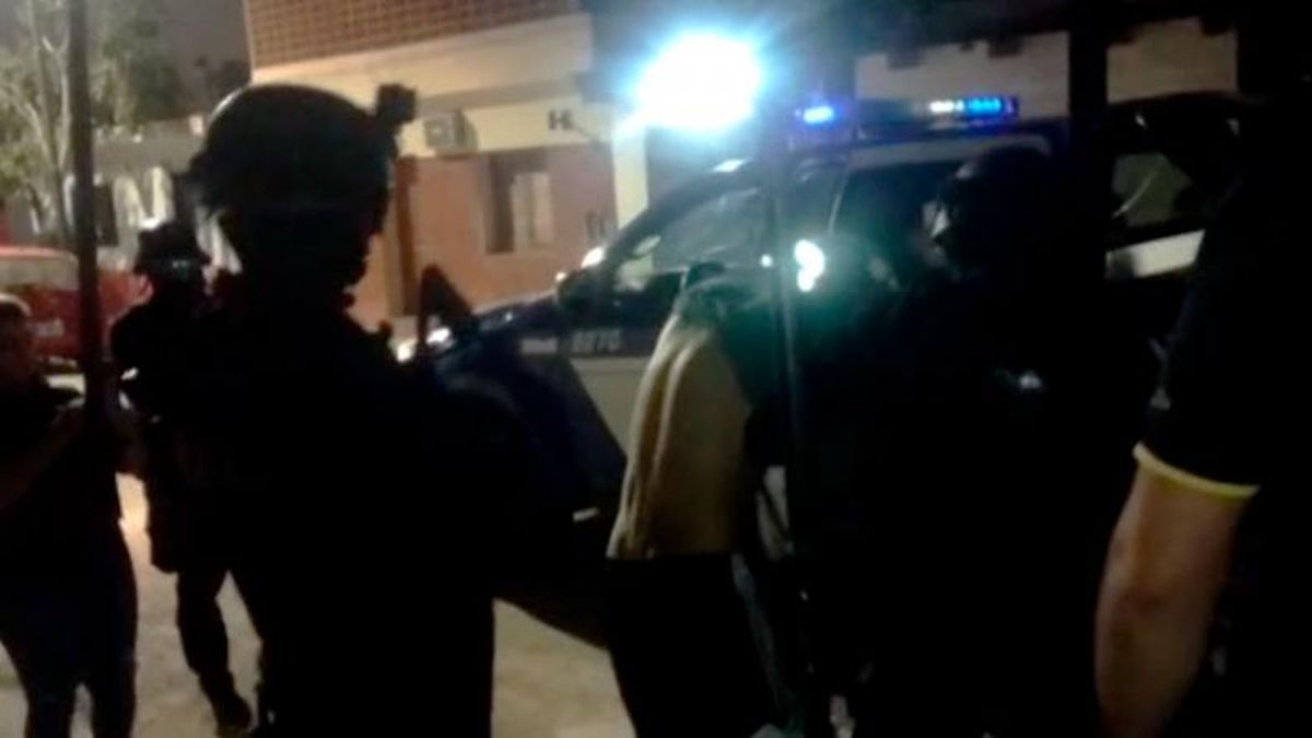 El momento de la detención del joven. Foto: Captura de vídeo Policía de la provincia.