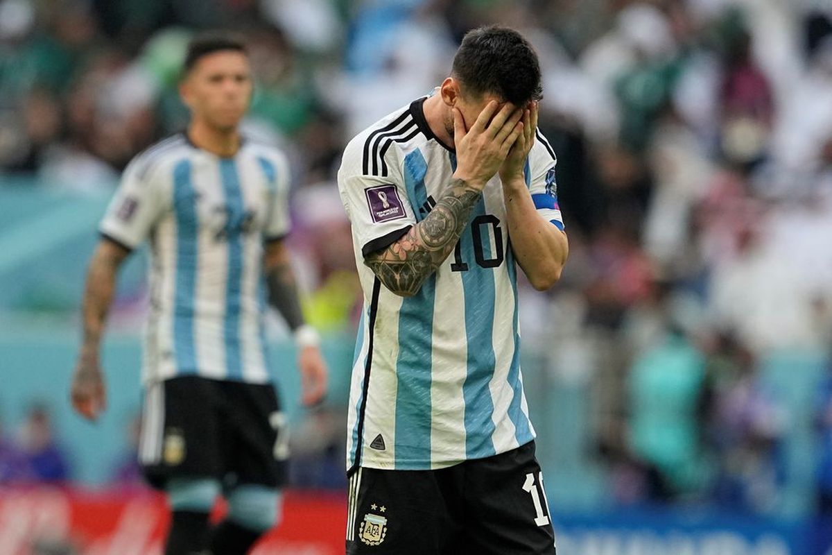 Messi se lamenta frente a más de 75 mil personas que coparon el Estadio Lusail. Fotos: AP.