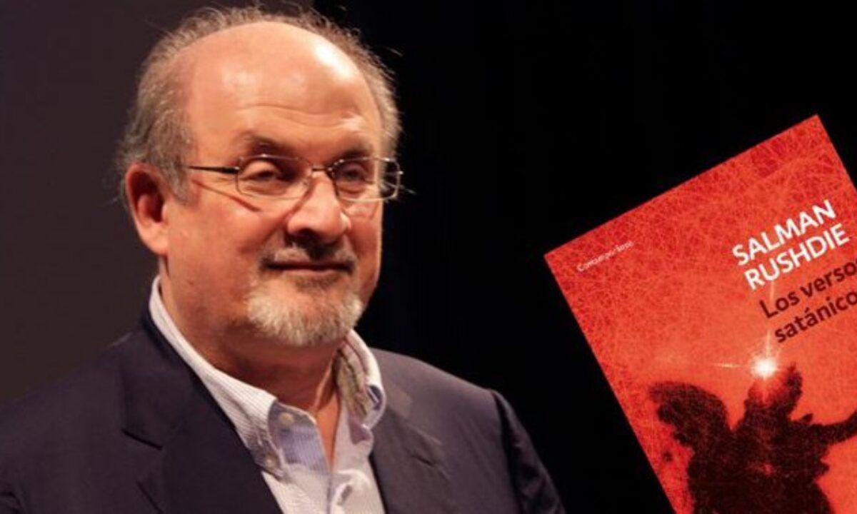 Rushdie había sido condenado a muerte por su libro “Los versos satánicos”.
