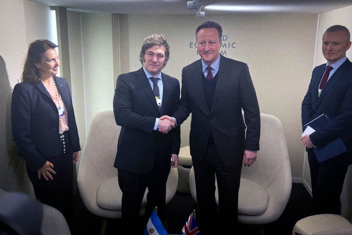 El Presidente Javier Milei junto al Canciller británico David Cameron. Foto: Gentileza.