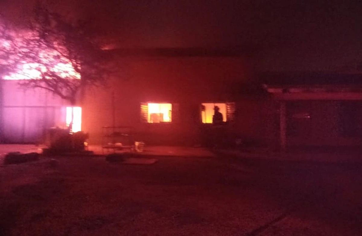 Incendio en un galpón de Villa Esquiú: varios vehículos resultaron dañados