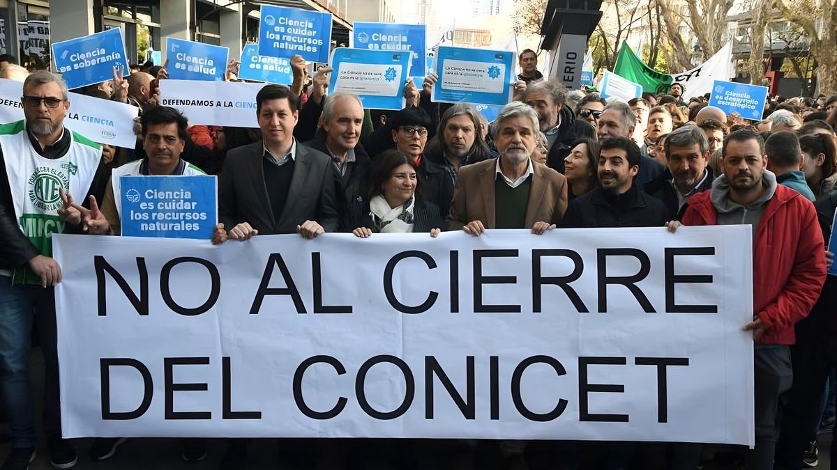Protesta contra los dichos de Milei sobre el cierre del Conicet. Foto: Raúl Ferrari
