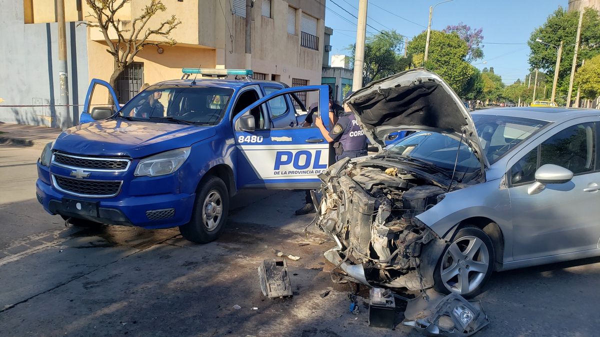 El auto del padre que viajaba junto  a su hija. El vehículo donde iba el delincuente quedó totalmente destruido. Foto: Leo Guevara.